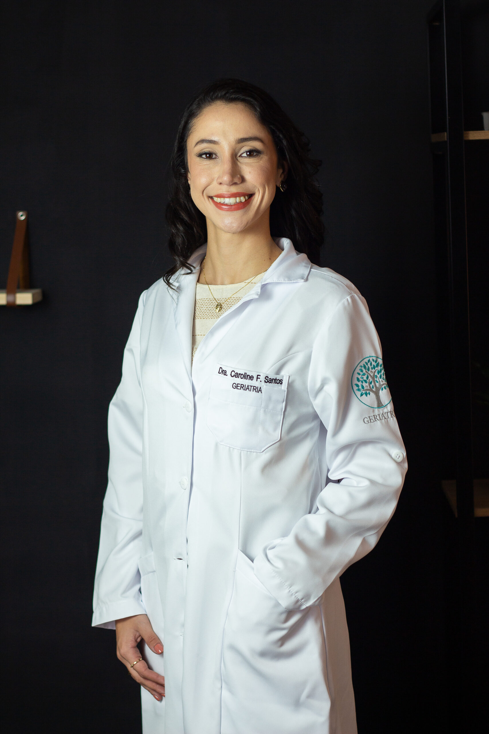 Dra. Caroline Fátima dos Santos em jaleco médico