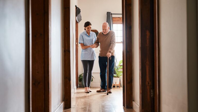 Medidas de prevenção de quedas em idosos dentro de casa.