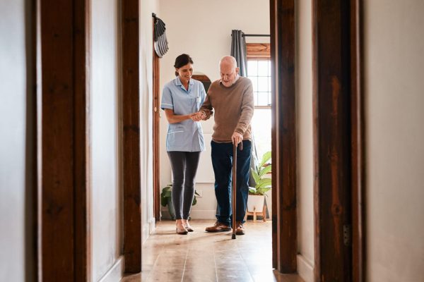 Medidas de prevenção de quedas em idosos dentro de casa.